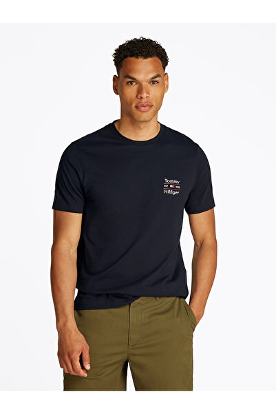 Tommy Hilfiger تي شيرت رجالي برقبة دائرية وشعار Script من مجموعة Desert Sky 1985