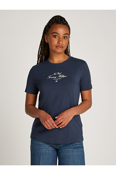 Tommy Hilfiger تي شيرت نسائي داكن اللون أزرق داكن بطبعة نصية عادية ورقبة دائرية