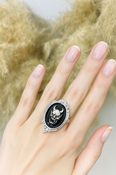 Herşey Nota خاتم هانيا الأسود مع قناع الشبح - رمز للقوة والشغف والغموض