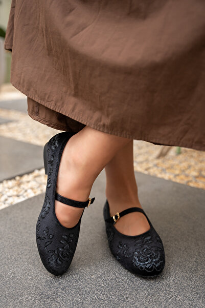 LAMİNTA Semy Black Velvet Women's Ballerinas with Embroidery Detail