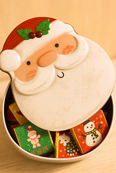 TOHA 30’lu Yılbaşı Çikolatası | Noel Baba Şekilli Metal Kutulu %100 Sütlü Madlen Çikolata