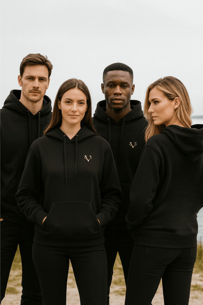 VANTINA سترة بقلنسوة مطبوعة بشعار السلسلة الخاصة