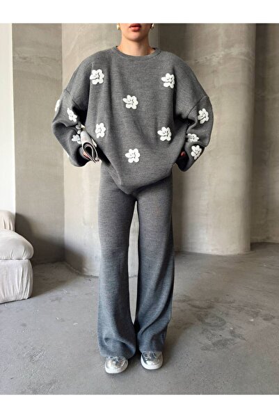 GİYSİ DÜNYASI 57 Tri̇ko Kumaş Papatya Desenli̇ Kazak Pantalon 2 Li̇ Taki̇t