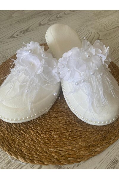 BlueBlossom نعال الأمومة ذات التفاصيل اللؤلؤية ذات الزهور البيضاء – موديل أنيق وراقي