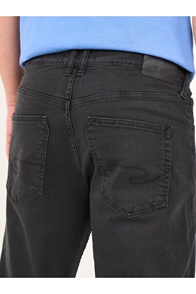 Lee Cooper Men's regular-fit jeans in solid color