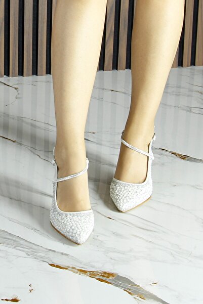 Erkan Saçmacı حذاء سهرة نسائي من Perola بلون أبيض لؤلؤي من الساتان مع أحجار لؤلؤية وظهر مفتوح ومقدمة مدببة وكعب رفيع