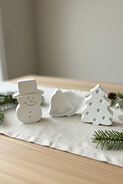 HOME ALL مجموعة من 3 تماثيل زخرفية بطابع السنة الجديدة - رجل الثلج، شجرة الصنوبر، زينة السنة الجديدة لسطح الطاولة