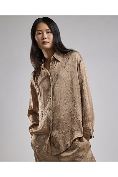 R&B قميص مجعد بياقة كلاسيكية وأكمام طويلة