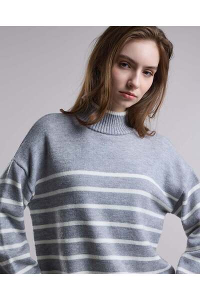 R&B Striped Sweater with High Neck and Long Sleeves