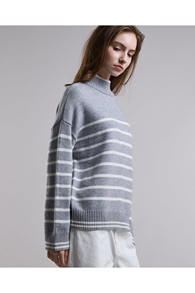 R&B Striped Sweater with High Neck and Long Sleeves