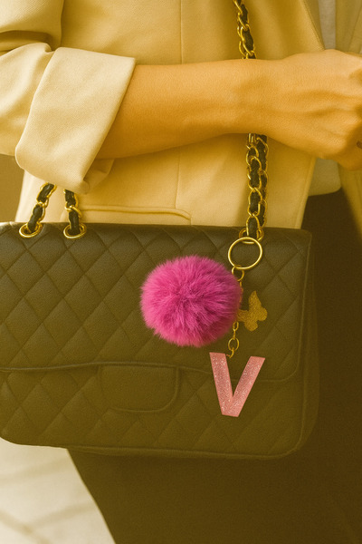 Bellinzona V буква розов блестящ ключодържател и талисман [с опция за помпон]