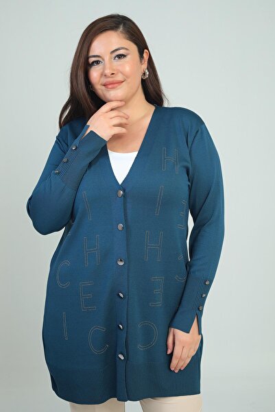 By Saygı Γυναικεία ζακέτα με κουμπιά στα μανίκια με λεπτομέρεια από πέτρα με στάμπα με γράμματα από κρύο νήμα σε μεγάλο μέγεθος