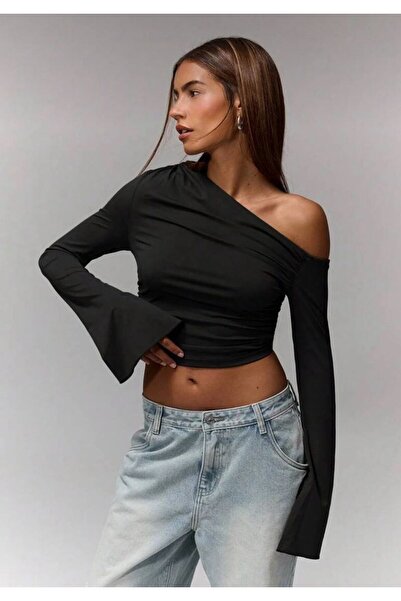 Linich&Co Bluză crop neagră elastică cu un singur umăr, decolteu asimetric, mânecă spaniolă