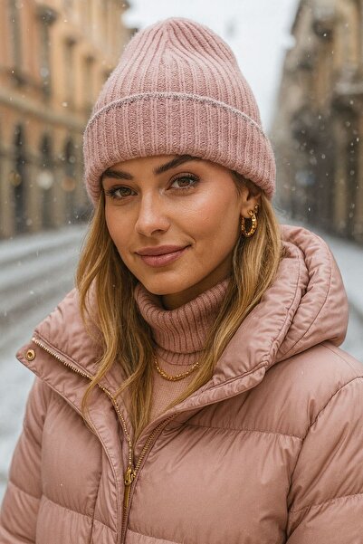 MARBERRY قبعة نسائية بتفاصيل شريطية لامعة باللون الوردي