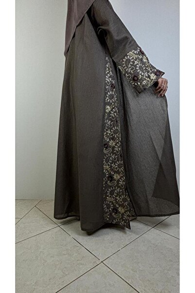 REİNA Light gray linen abaya embroidered on the sleeves and sides, with a quarter-circle cut and a shawl