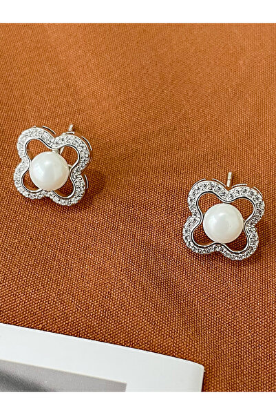 Take Two By Styli أقراط على شكل نبات البرسيم ذو الأربع أوراق مع لؤلؤ صناعي