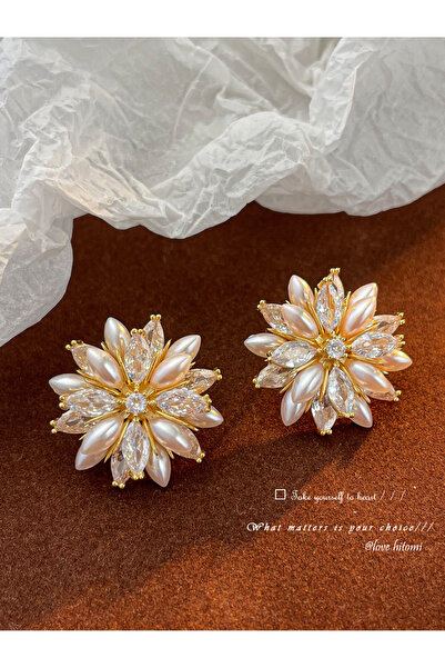 Take Two By Styli أقراط مزينة بالزهور مع لؤلؤ صناعي