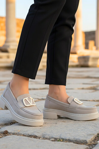 Ekonomik Ayakkabı حذاء لوفر نسائي من جلد الغزال البيج بإبزيم على شكل حرف V