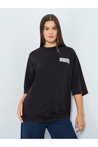 Styli تي شيرت أسود قصة فضفاضة مغسول بتفاصيل شارة