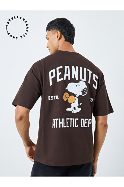 Styli تي شيرت رجالي قصة فضفاضة برسومات الفول السوداني باللون البني