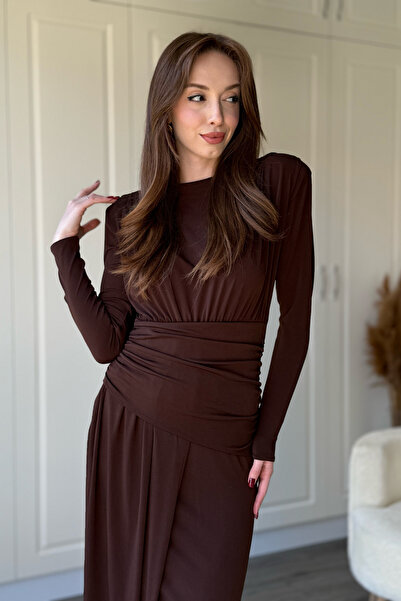 Dilay Gökoğlu Butik Bel Detaylı Vatkalı Uzun Kollu Kahverengi Maxi Elbise