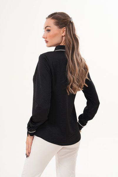 Loom Boutique قميص كريب كبير الحجم مزود بخطوط مزخرفة وشريط من الأحجار الكريستالية