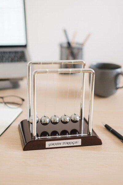 Lexi Bella İsim Yazılı Kişiye Özel Newton Sarkaçı Metal Denge Topu Masaüstü O...