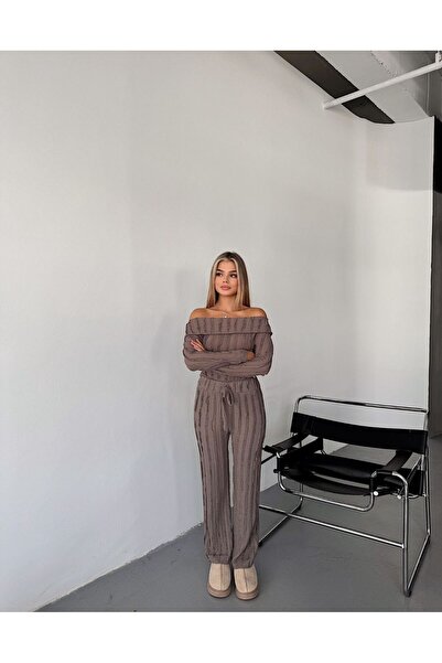 TRENDLİA طقم مادونا ذو ياقة حجرية اللون وساق واسعة وخصر مطاطي مع كشكشة في الأ...