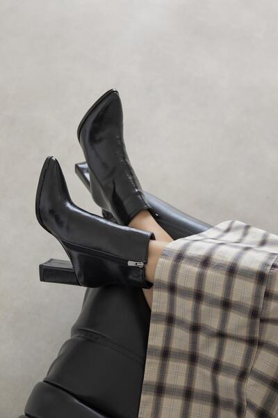 STRASWANS Fergal Дамски ботуши с ток от набръчкана кожа, черни