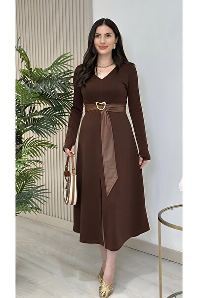 MODA Cea mai frumoasă rochie maro din piele, cu curea, cu despicătură frontal...