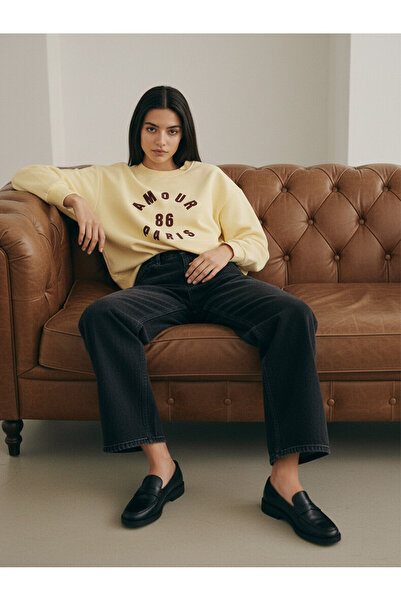 Ltb سترة حمراء بأكمام طويلة وياقة دائرية مطبوعة عليها شعار