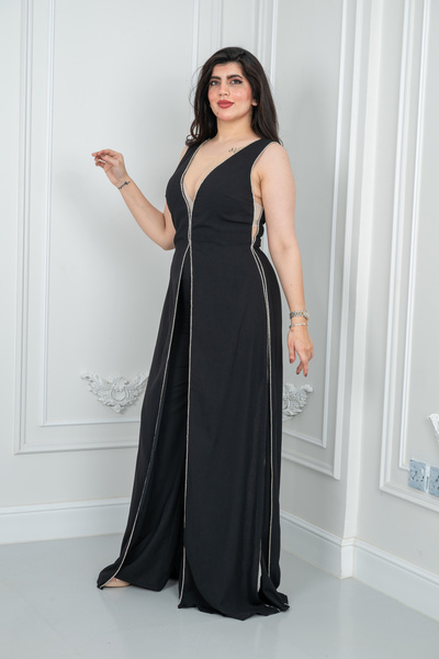 Lara Luxurious black jumpsuit with shiny details and an elegant look