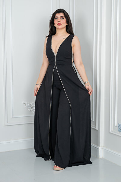 Lara Luxurious black jumpsuit with shiny details and an elegant look