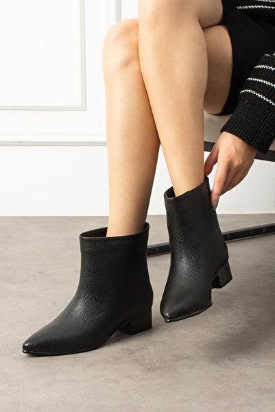 butikpabuc حذاء أسود من الجلد الصناعي ذو قصة عريضة عند الكاحل