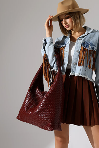 BALANZ حقيبة نسائية كبيرة الحجم باللون الأحمر الداكن مع تفاصيل مطبوعة وحزام ل...