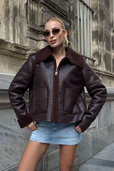 bacc سترة نسائية ذات لون بني مرير بجيبين مزدوجين من الفرو الصناعي BCVL-25V217