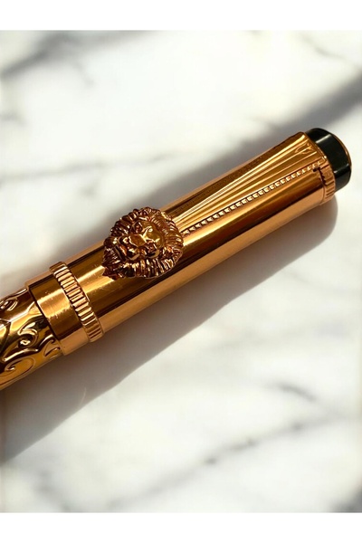 NEW STYLE A stylish and modern ballpoint pen with a lion-shaped design and clip for those who love distinction.