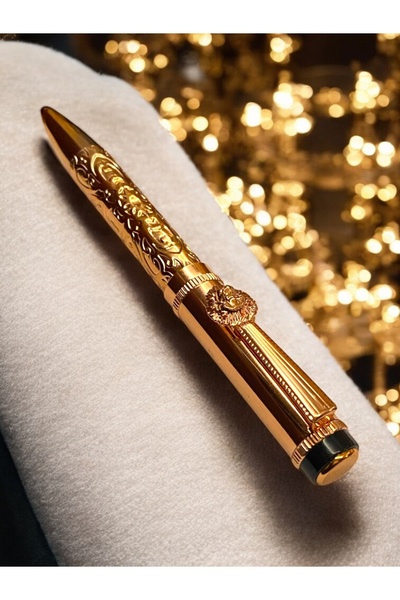 NEW STYLE A stylish and modern ballpoint pen with a lion-shaped design and clip for those who love distinction.