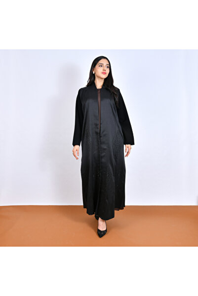 HAWRAA ABAYA عباية سوداء أنيقة بتفاصيل دقيقه يزينها تطريز عنابي هندسي مزين بفصوص