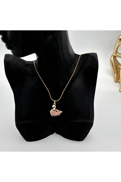 Ps Tavus Kuşu Figürlü Pembe Taşlı Altın Renk Çelik Kolye – Işıltılı ve Zarif