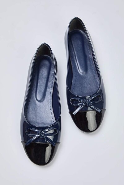 TRENDYOL SHOES Marineblaue Ballerinas mit Schleifendetail und Mandelspitze für Damen TAKSS25BE00000