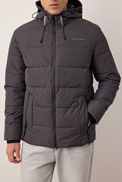 Trendyol Collection Antracitový zimní kabát s kapucí Regular Fit TMNAW26MO00000