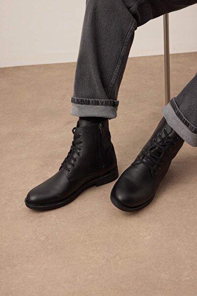 TRENDYOL SHOES Schwarze Schnürstiefel für Männer 
 TAKAW26BO000212