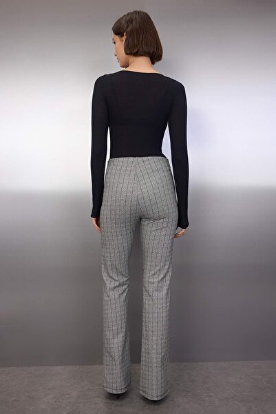 Trendyol Collection Grau gestreifte, elastische Strickhose mit ausgestelltem Bein und ausgestelltem Bein TWOAW26PL00091