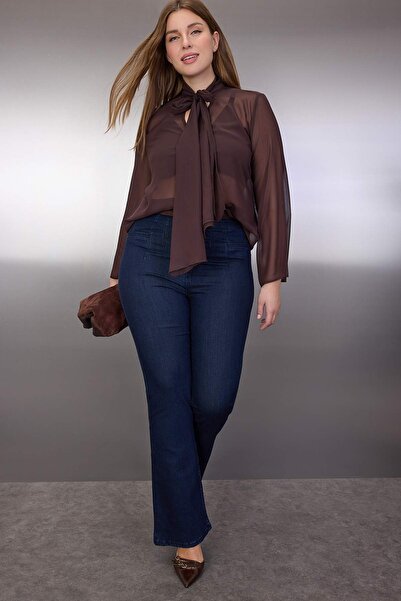 Trendyol Curve بلوزة بني اللون بياقة على شكل حرف V من الشيفون الشفاف المنسوج مقاس كبير TBBAW26AF00070