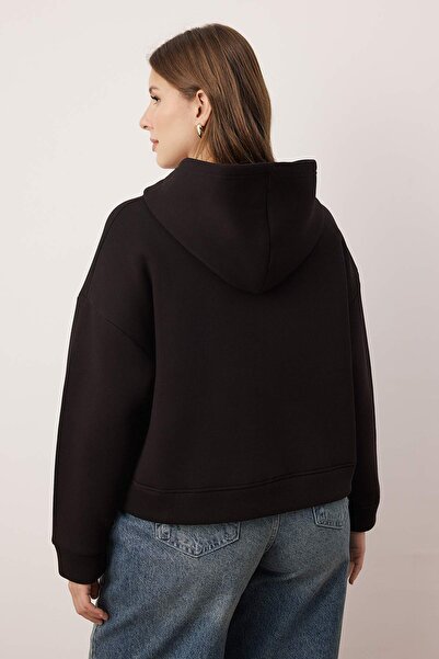 Trendyol Curve Černá mikina s kapucí Oversize Crop Chlapec Velká Velikost TBBAW26AO00030