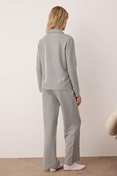 Trendyol Collection Schwarz-weiß gestreiftes, geripptes Pyjama-Set mit Hemdkragen, gestrickt, THMAW26PT00131