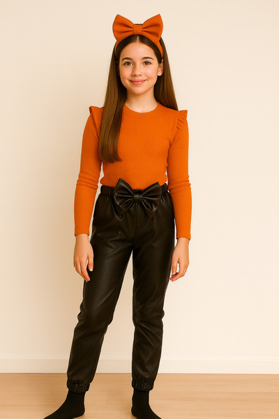 özge başaran Pantaloni cu fundă din piele neagră pentru fete, set badi cu volan pe umeri portocalii și set de bentiță.