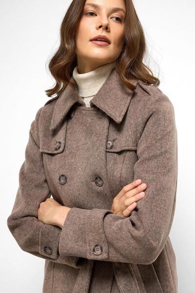 Olcay Dlouhý kabát s dvojitým zapínáním a detailem pláštěnky LATTE 3087