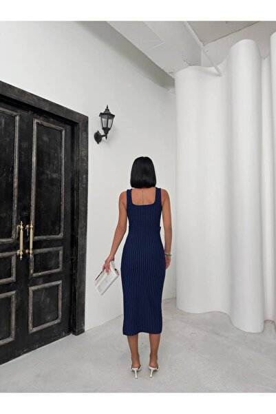 ARK MAĞAZALARI Жіноча мінімалістична та ефектна: сукня середньої довжини з квадратним коміром на ґудзиках, сучасний дизайн